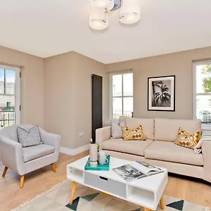 Modern Centre 2 Bedroom 2 Bathroom Apartments, Main Door Ground With Private Parking Edinburgh